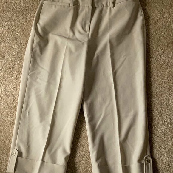 Larry Levine Pants - Larry Levine Petite 10P khaki cuffed capris